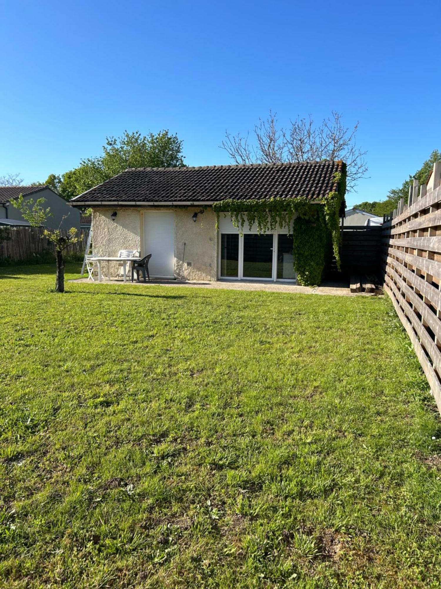 Maison Avec Acces Au Lac Izon Exterior photo